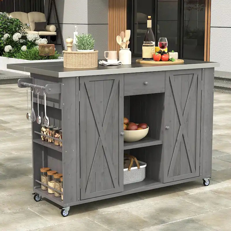 Îlot de cuisine d'extérieur sur roulettes en bois naturel / gris / noir et acier inoxydable avec portes de grange, tiroir et plateau rabattable – Utilisation 1 personne